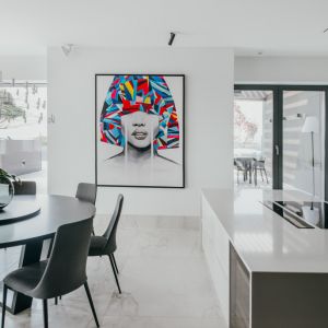 Ogromnym atutem apartamentu jest dostęp do światła naturalnego, dzięki ogromnym oknom i przeszkolonym drzwiom, prowadzącym na okazały taras. Projekt: pracownia MMOA. Fot. Janina Tyńska