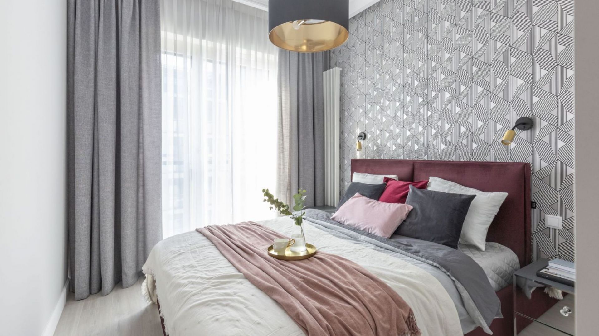 Ściana za łóżkiem w sypialni: 12 pomysłów na tapetę. Zobacz zdjęcia!