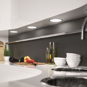 Nowoczesnym oświetleniem w kuchni można sterować za pośrednictwem smartfona. Fot.  mat. prasowy Hafele