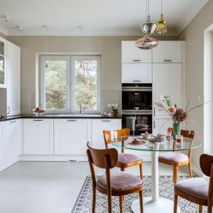  Uchwyty o prostym kształtce, bez nadmiaru ozdobników będą również łatwiejsze w utrzymaniu czystości. Projekt: Małgorzata Bacik, MM Architekci x Dekorian Home. Fot. Yassen Hristov