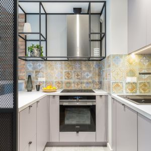 Na rynku odnajdziemy wiele kolekcji oferujących fronty mebli w różnych odcieniach szarości. Projekt Decoroom. Fot. Pion Poziom