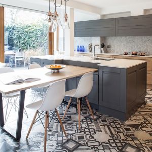 Szarość to także kolor betonu idealna do wnętrz w stylu loft. Projekt Tamara Tymowski, Sybaris Design. Fot. Zajc