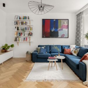 Wzorzyste zasłony w stylowym salonie. Projekt: Boho Studio. Fot. Aleksandra Dermont