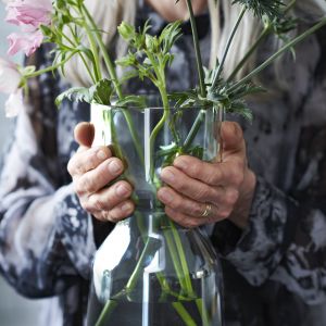 Wazon OMTÄNKSAM - kształt tego wazonu ułatwia podnoszenie, przenoszenie i zmywanie. Dostępny również w mniejszym rozmiarze i jest częścią kolekcji OMTÄNKSAM - ergonomicznych produktów zaprojektowanych z dbałością. Cena: 39,90 zł. IKEA
