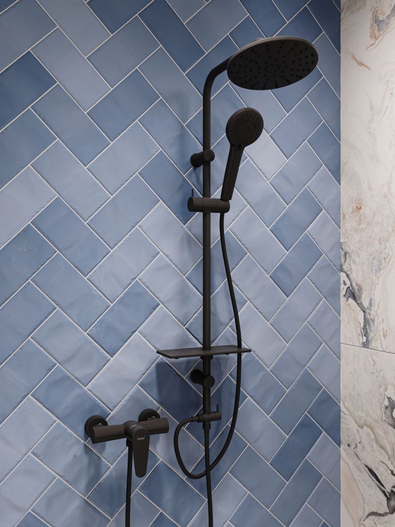 Oryginalna łazienka, w której biel i czerń łączy się z ocienieniem niebieskiego. Na zdjęciu:  zestaw natryskowy Rondo Lux Black. Fot. Ferro