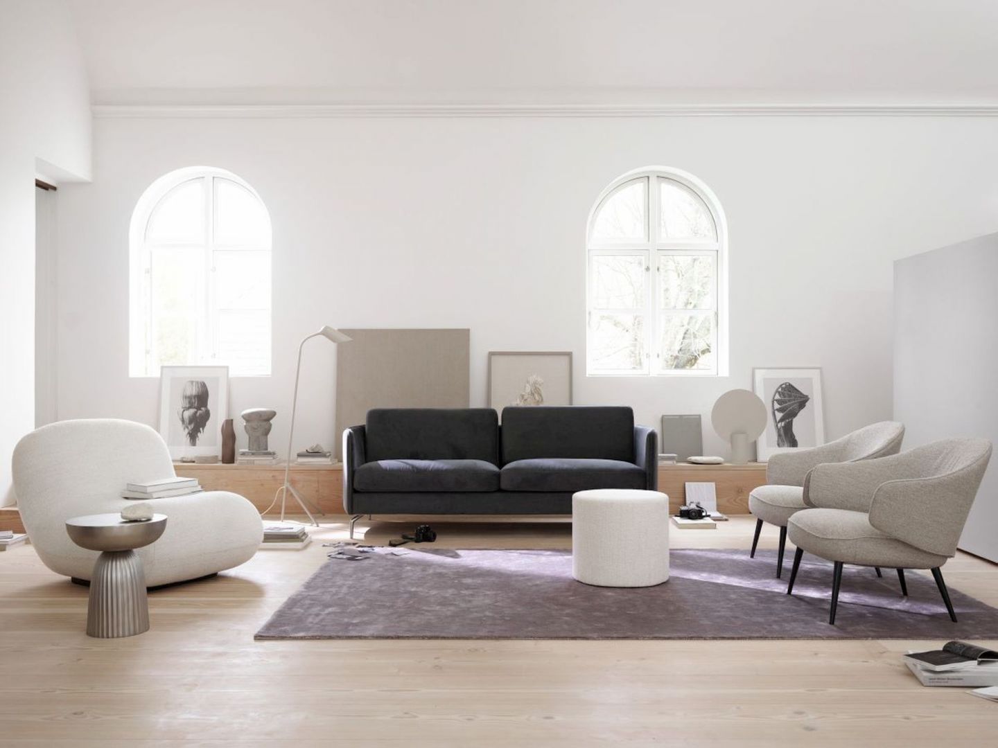 Zaokrąglona, otulająca forma podłokietników zahcęca do relaksu. Fot. BoConcept