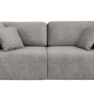 Sofa ma prostą bryłę oraz tkaninę w neutralnym kolorze. Fot. Black Red White
