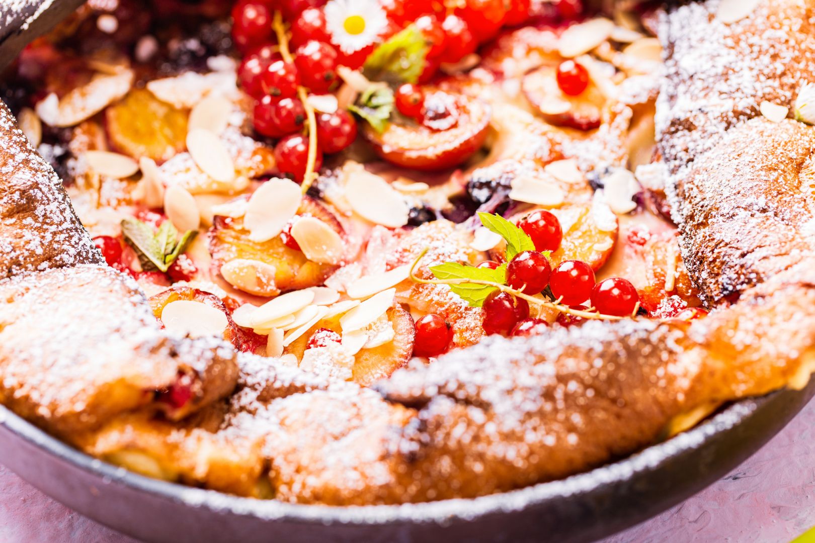 Dutch baby z owocami i płatkami migdałowymi. Fot. VOG Polska