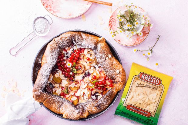 Pyszny naleśnik. Przepis na dutch baby z owocami i płatkami migdałowymi