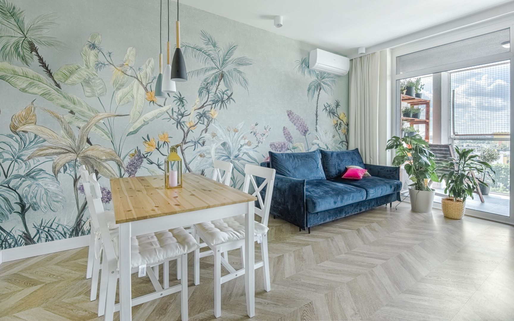 Jasny salon został urządzony ciekawie i z pomysłem. Charakter nadaje mu fantastyczny mural, zdobiący całą ścianę w otwartej strefie dziennej. Projekt: Beata Ignasiak, pracownia Ignasiak Interiors. Fot. Grupa Deix