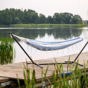 Lekki, mobilny hamak od lat jest atrybutem wakacyjnych wypraw. Łatwo go przecież i rozwiesić, i zwinąć, by zabrać w kolejne miejsce na szlaku podróży. Fot. Miloo Home