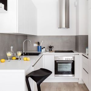 Białe meble są piękne, nowoczesne, po prostu robią wrażenie, a do tego optycznie powiększają przestrzeń. Projekt Decoroom. Fot. Pion Poziom
