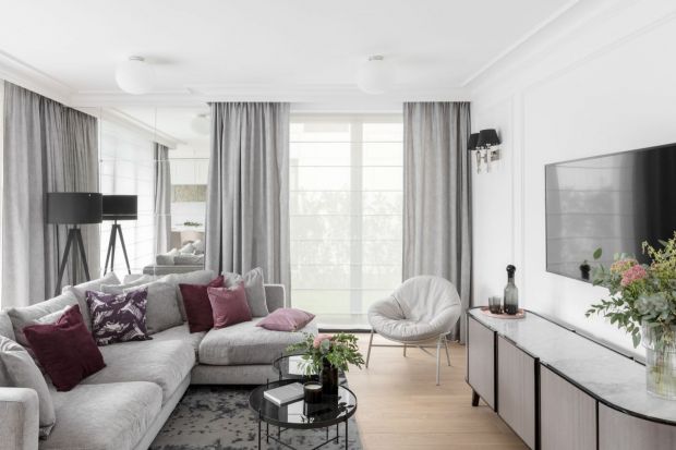 Co na okno w salonie? 10 modnych aranżacji: zasłony, firany, rolety