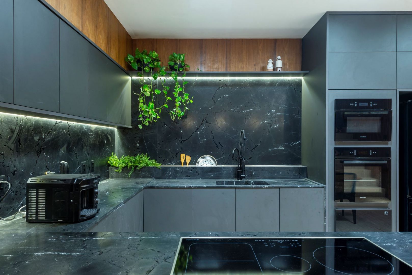 Minimalistyczny penthouse i kuchnia, w której główną rolę gra kwarcyt. Projekt: Priscilla Mendes. Fot. mat. prasowe Interstone