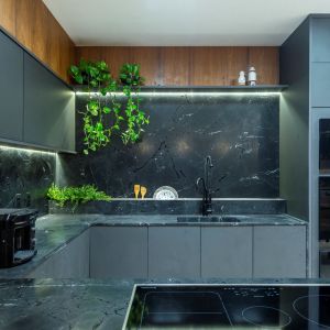 Minimalistyczny penthouse i kuchnia, w której główną rolę gra kwarcyt. Projekt: Priscilla Mendes. Fot. mat. prasowe Interstone