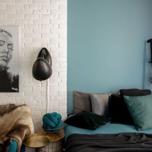 Ściana za łóżkiem w sypialni wykończona jest farbą w niebieski kolorze. Projekt: Maja i Marek Kostykiewicz, alekosmos.com. Fot. Aleksandra Dermont