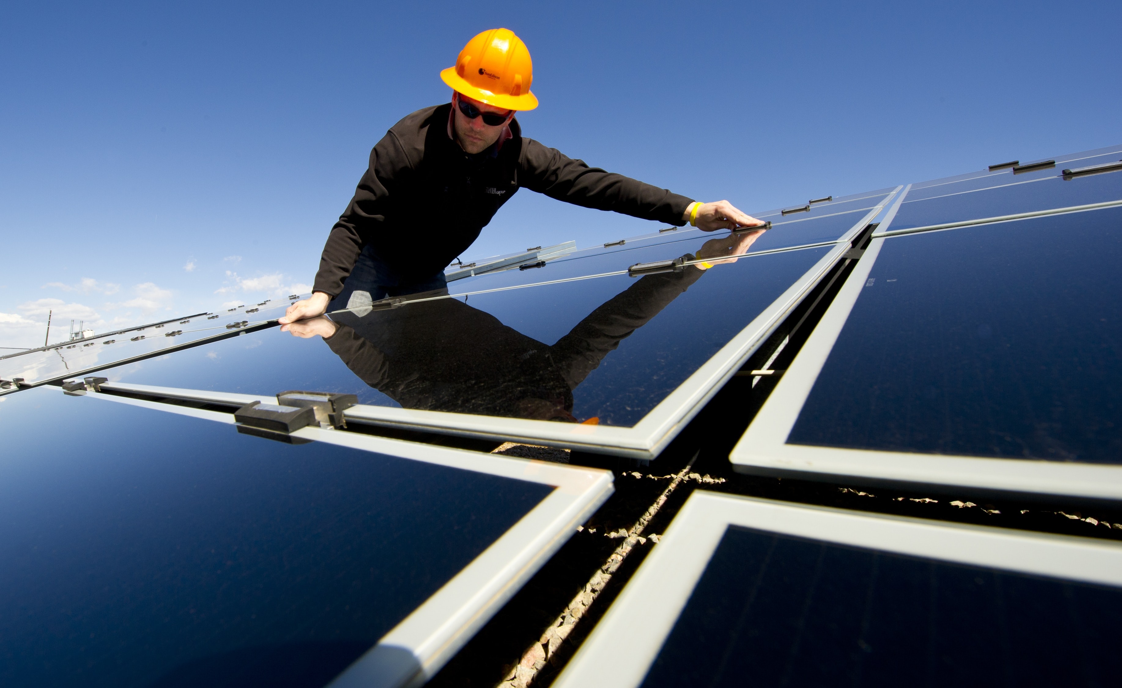 Солнечные батареи: как за ними ухаживать, можно ли помыть самостоятельно?