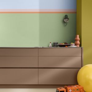 Kolor roku 2022 Dulux - inspirujący błękit, czyli Bright Skies w połączeniu z innymi kolorami proponowanymi jako trendy 2022 w projektowaniu biur. 