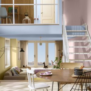 Kolor roku 2022 Dulux - inspirujący błękit, czyli Bright Skies w połączeniu z innymi kolorami proponowanymi jako trendy 2022 w projektowaniu biur. 