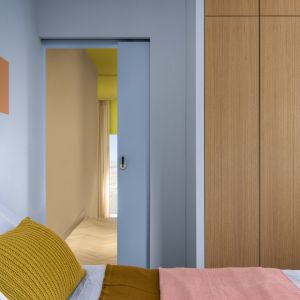 Kolor roku 2022 Dulux - inspirujący błękit, czyli Bright Skies w połączeniu z innymi kolorami proponowanymi jako trendy 2022 w projektowaniu biur. 