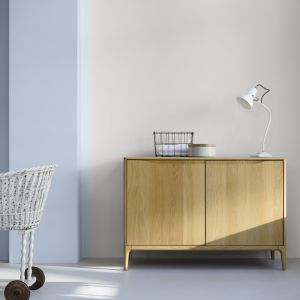 Kolor roku 2022 Dulux - inspirujący błękit, czyli Bright Skies w połączeniu z innymi kolorami proponowanymi jako trendy 2022 w aranżacji otwartych przestrzeni. 