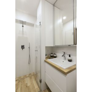 W łazience przy sypialni Znalazł się prysznic, sedes z dodatkową bidettą oraz umywalka. Projekt: Justyna Mojżyk, poliFORMA. Fot. Monika Filipiuk-Obałek