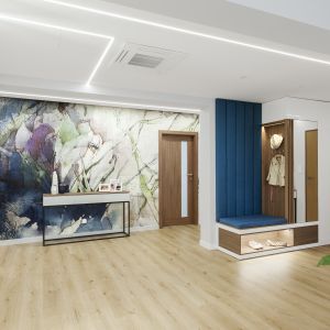 Wyrazista grafika buduje charakter wnętrza, zaś korytarz stał się… częścią salonu. Projekt: Justyna Mojżyk, poliFORMA. Fot. Monika Filipiuk-Obałek