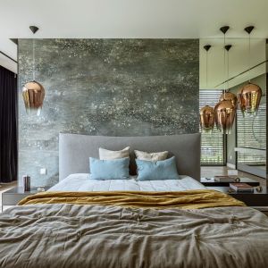 Ściana za łóżkiem wykończona jest tapetą z motywem Drogi Mlecznej z oferty Wall & Deco oraz dwóch luster. Projekt: Marta Drzymała/ MUM Studio. Fot. Yassen Hristov. Stylizacja: Kamila Jakubowska-Szmyd