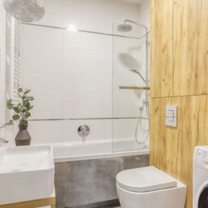 Łazienka z wanną w jasnych kolorach. Projekt i zdjęcia: Deer Design Pracownia Architektury