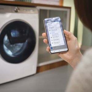 Zadaniem programu Pranie Optymalne AI w pralkach Samsung jest optymalizacja zużycia zasobów, co umożliwiają specjalne czujniki dostosowujące długość programu, potrzebną ilość wody oraz detergentu do wagi i stopnia zabrudzenia pranych rzeczy. Fot. Samsung
