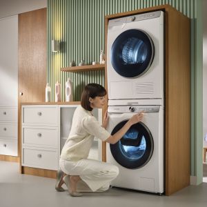 Suszarka może stanąć na pralce, a tym samym nie zabierze nawet centymetra powierzchni, po której się poruszamy. Fot. Samsung