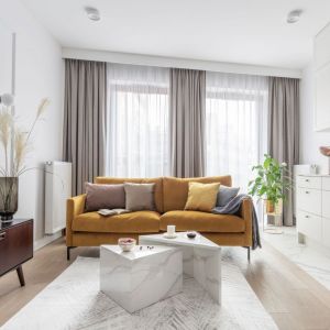 Kolorowa kanapa doskonale ożywia jasnych salon. Projekt: Katarzyna Szostakowska, Kate&Co. Fot. Marta Behling z PionPoziom