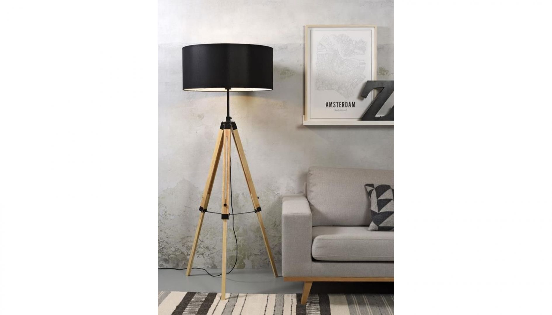 Lampa Hampton Romi ma metalową białą lub czarną podstawę. Fot. Dutchhouse.pl