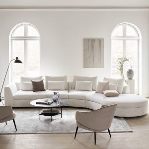 Sofę Bergamo cechują proste, minimalistyczne linie, które dopieszczają jej stylowy design. Fot. BoConcept