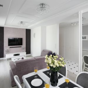 Salon połączony z kuchnią i jadalnią urządzono w stylu glamour. W salonie dominują odcienie zgaszonego różu, w jadalni - czerń i biel. Projekt: Katarzyna Mikulska-Sękalska. Fot. Bartosz Jarosz