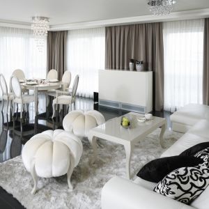 Niezwykle elegancki, biały salon w stylu glamour z efektownymi meblami i dodatkami. Projekt: Katarzyna Uszok. Fot. Bartosz Jarosz