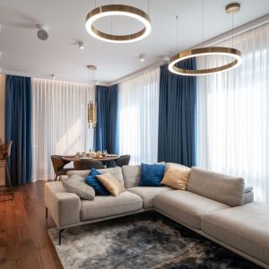Kolorowe poduszki w nowoczesnym salonie. Projekt i zdjęcie: KODO Projekty i Realizacje Wnętrz