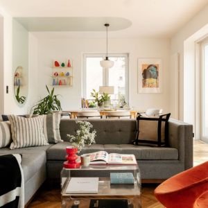 Poduszki idealnie wtapiają się w aranżację salonu. Projekt: Antonina Sadurska i Katarzyna Burak, Fuga Architektura Wnętrz. Fot. Aleksandra Dermont
