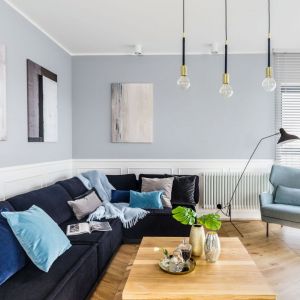 Granatowa sofa i poduszki z niebieskiej palety kolorów. Projekt: Decoroom. Fot. Marta Behling Pion Poziom Fotografia Wnętrz
