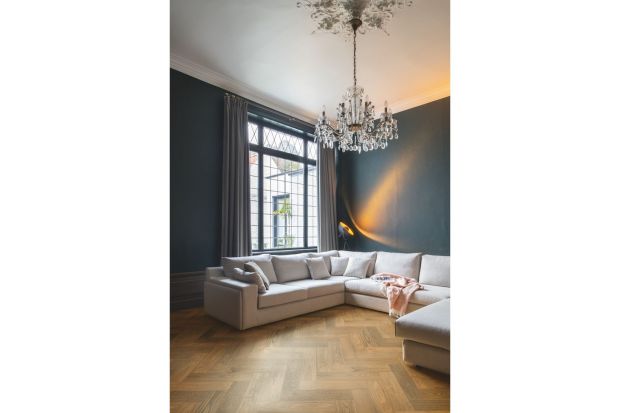 Ciemne kolory sprawią, że wnętrze będzie ciepłe i bardziej przytulne. Nadadzą mu także  eleganckiego charakteru. Jeśli umiejętnie zestawić ciemne kolory z innymi barwami i materiałami, nie zmniejsza one optycznie małego pomieszczenia.<br 