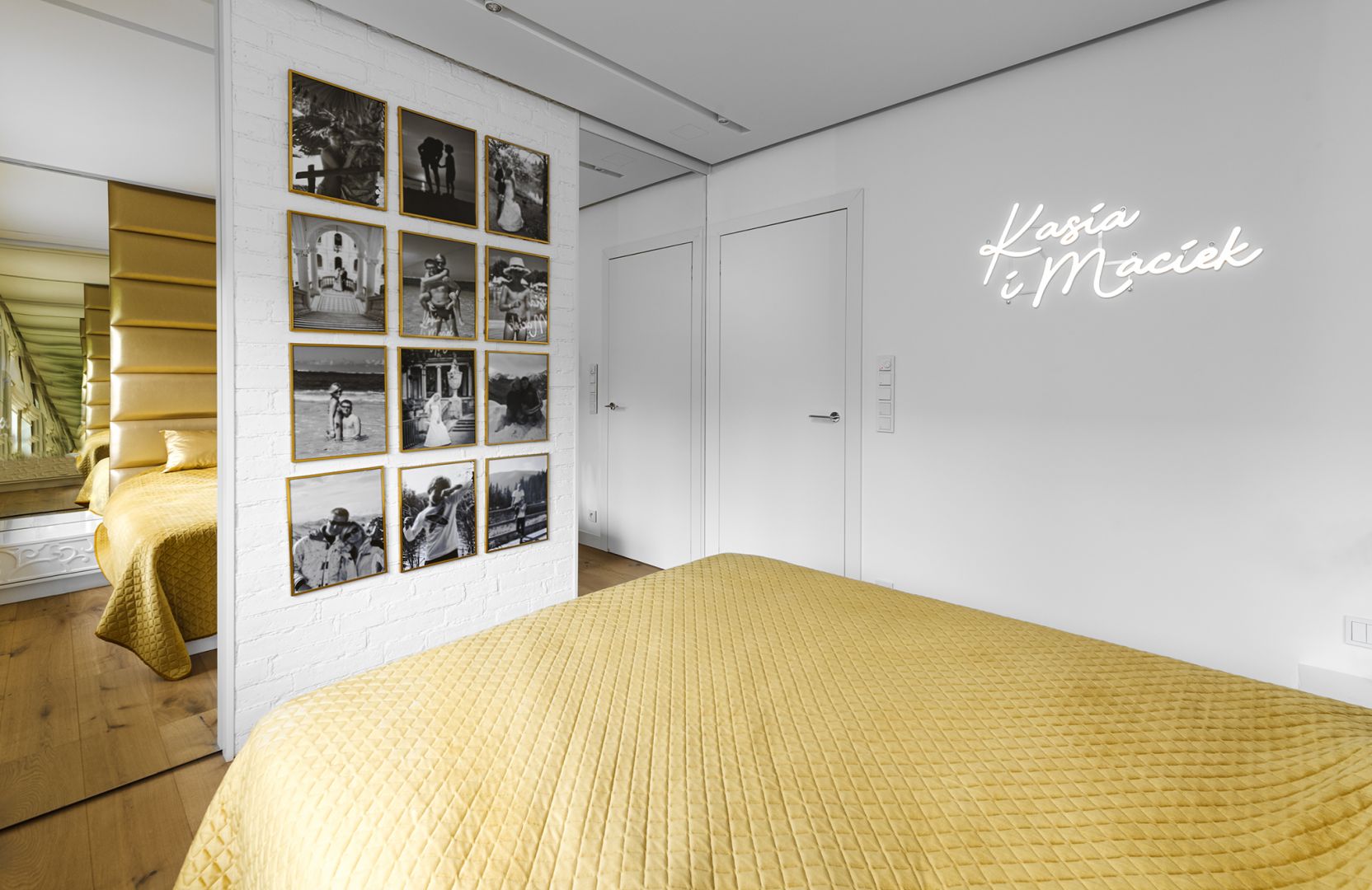 Duże lustra optycznie powiększają przestrzeń sypialni. Projekt: Dariusz Grabowski, Dagar Studio. Fot. Mateusz Pawelski
