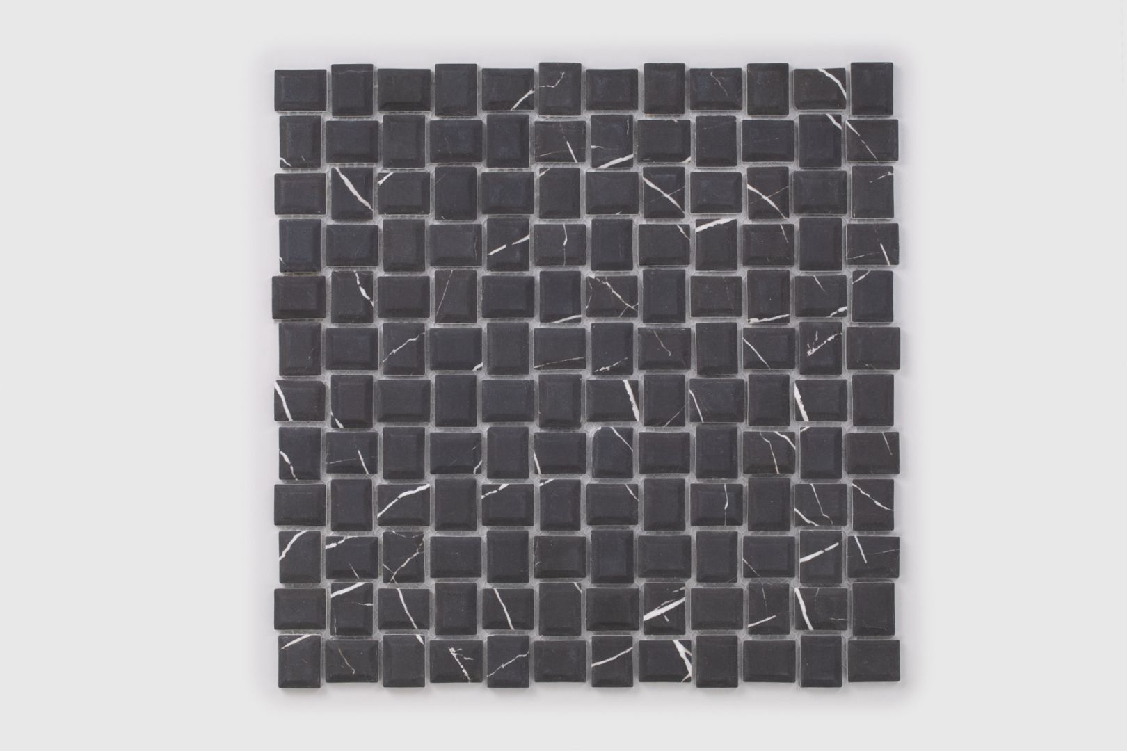 Płytki szklane z kolekcji Cube Marble. Fot. Raw Decor