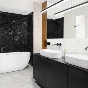 Wielkoformatowe płyty Rocko Tiles możesz montować na ścianie bez skuwania płytek. To najlepszy pomysł na szybki remont kuchni, łazienki czy salonu. Na zdjęciu dekory R106, R101, R095. Producent: Kronospan