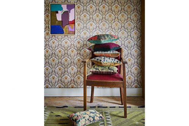 Barwne poduszki, ciepłe pledy oraz kolorowe abażury do lamp. Dodatki i dekoracje w stylu vintage to świetny pomysł na nadanie wnętrzu charakteru i wyjątkowego klimatu.<br /><br />