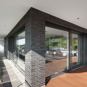 Projekt domu: Adomako Architekten. Przeszklenia i mat. prasowe: Schuco