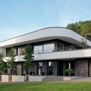 Projekt domu: Adomako Architekten. Przeszklenia i mat. prasowe: Schuco