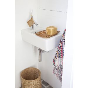 Kompaktowa wersja umywalki Vero nawiązuje do czystej bieli, minimalistycznego motywu w łazience dla gości i łączy ją z akcesoriami wykonanymi z drewna, rafii i plecionki, tworząc ciepłą atmosferę. Fot. Duravit