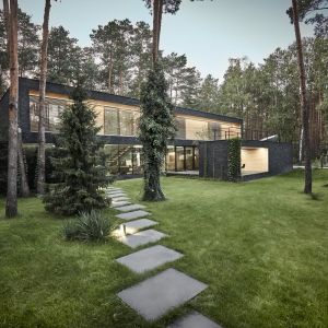 Dom Leśny warszawskiej pracowni 81.WAW.PL otrzymała prestiżową nagrodę w międzynarodowym konkursie Iconic Awards 2021 w kategorii „One-family house”. Fot. 81.WAW.PL