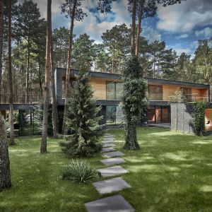 Dom Leśny warszawskiej pracowni 81.WAW.PL otrzymała prestiżową nagrodę w międzynarodowym konkursie Iconic Awards 2021 w kategorii „One-family house”. Fot. 81.WAW.PL