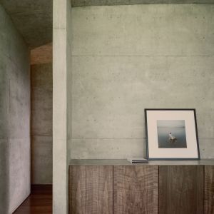 Minimalistyczny, betonowy dom jak bunkier w lesie. Lokalizacja: Meksyk. Projekt: HW Studio. Zdjęcia: Cesar Bejar, Dane Alonso